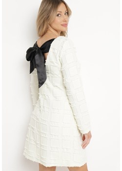 Jasnobeżowa Trapezowa Sukienka z Kokardą i Geometrycznym Wzorem Trigga ze sklepu Born2be Odzież w kategorii Sukienki - zdjęcie 170184495