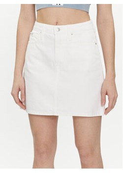 Calvin Klein Jeans Spódnica jeansowa J20J222813 Biały Regular Fit ze sklepu MODIVO w kategorii Spódnice - zdjęcie 170211186
