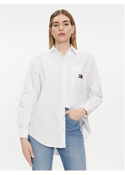 Tommy Jeans Koszula Badge DW0DW17807 Biały Relaxed Fit ze sklepu MODIVO w kategorii Koszule damskie - zdjęcie 170211225