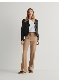 Reserved - Spodnie flare z kantem - beżowy ze sklepu Reserved w kategorii Spodnie damskie - zdjęcie 170219348