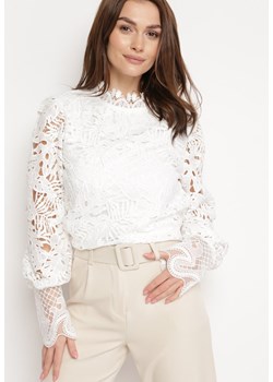Biała Bluzka z Ażurowym Wzorem i Stójką Emoliana ze sklepu Born2be Odzież w kategorii Bluzki damskie - zdjęcie 170224357
