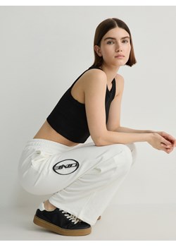 Reserved - Spodnie dresowe z nadrukiem - biały ze sklepu Reserved w kategorii Spodnie damskie - zdjęcie 170230118
