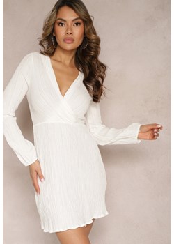 Biała Sukienka Mini z Cienkimi Plisami Gumką w Talii i Kopertowym Dekoltem Lizina ze sklepu Renee odzież w kategorii Sukienki - zdjęcie 170231649