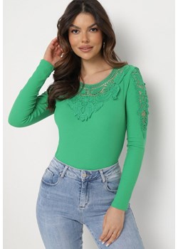 Zielona Elastyczna Bluzka z Ozdobną Koronką Lithaa ze sklepu Born2be Odzież w kategorii Bluzki damskie - zdjęcie 170232518