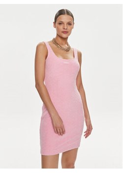 Guess Sukienka codzienna V4GK07 KC5W2 Różowy Bodycon Fit ze sklepu MODIVO w kategorii Sukienki - zdjęcie 170237326