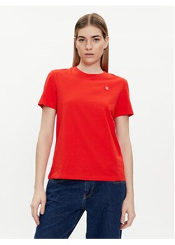 Calvin Klein Jeans T-Shirt J20J223226 Czerwony Regular Fit ze sklepu MODIVO w kategorii Bluzki damskie - zdjęcie 170237357