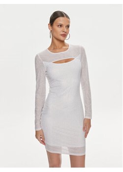 Guess Sukienka koktajlowa Christa W4RK90 KBZX0 Biały Bodycon Fit ze sklepu MODIVO w kategorii Sukienki - zdjęcie 170237938