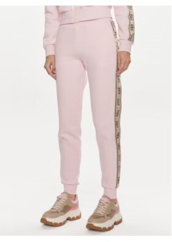 Guess Spodnie dresowe Britney V2YB15 KB3P2 Różowy Regular Fit ze sklepu MODIVO w kategorii Spodnie damskie - zdjęcie 170238255