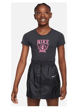 T-shirt z grafiką dla dużych dzieci (dziewcząt) Nike Sportswear - Szary ze sklepu Nike poland w kategorii Bluzki dziewczęce - zdjęcie 170242836