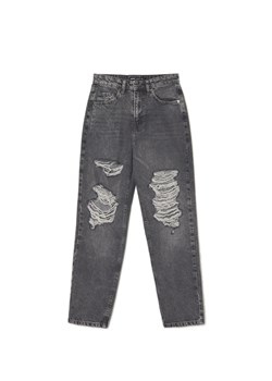 Cropp - Ciemnoszare jeansy mom z postrzępieniem - jasny szary ze sklepu Cropp w kategorii Jeansy damskie - zdjęcie 170245366