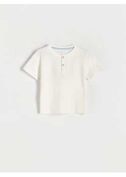 Reserved - Bawełniany t-shirt henley - złamana biel ze sklepu Reserved w kategorii Koszulki niemowlęce - zdjęcie 170252685