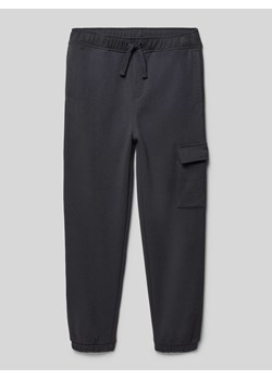 Spodnie dresowe o luźnym kroju z kieszenią cargo ze sklepu Peek&Cloppenburg  w kategorii Spodnie chłopięce - zdjęcie 170254085