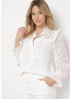 Biała Koszula Ozdobiona Falbanką i Abstrakcyjnym Wzorem Nunoria ze sklepu Born2be Odzież w kategorii Koszule damskie - zdjęcie 170260378