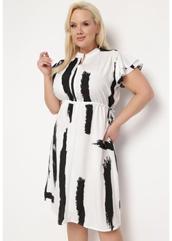 Biało-Czarna Sukienka ze Sznurkiem w Pasie i Artystycznym Wzorem Lesidna ze sklepu Born2be Odzież w kategorii Sukienki - zdjęcie 170260626