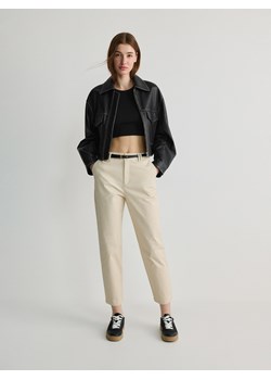 Reserved - Spodnie chino z paskiem - beżowy ze sklepu Reserved w kategorii Spodnie damskie - zdjęcie 170263155