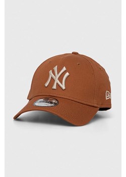 New Era czapka z daszkiem bawełniana kolor brązowy z aplikacją NEW YORK YANKEES ze sklepu PRM w kategorii Czapki z daszkiem damskie - zdjęcie 170264046