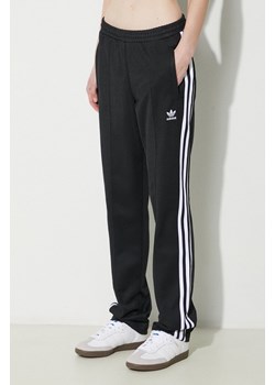 adidas Originals spodnie dresowe kolor czarny wzorzyste IU2521 ze sklepu PRM w kategorii Spodnie damskie - zdjęcie 170264217