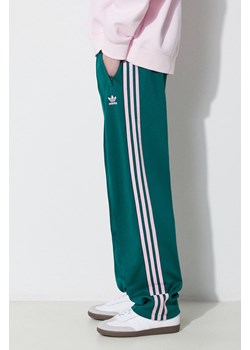 adidas Originals spodnie dresowe kolor zielony z aplikacją  IM9818 ze sklepu PRM w kategorii Spodnie damskie - zdjęcie 170264219