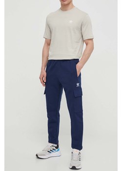 adidas Originals spodnie dresowe Trefoil Essentials Cargo Pants kolor niebieski z aplikacją IP2757 ze sklepu PRM w kategorii Spodnie męskie - zdjęcie 170264235