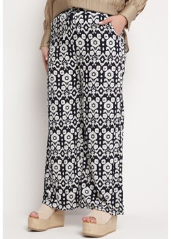 Czarno-Białe Szerokie Spodnie w Etno Wzór z Wiskozy z Gumką w Talii Xinaria ze sklepu Born2be Odzież w kategorii Spodnie damskie - zdjęcie 170267359