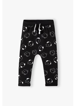 Czarne bawełniane spodnie dresowe niemowlęce ze sklepu 5.10.15 w kategorii Spodnie i półśpiochy - zdjęcie 170287399