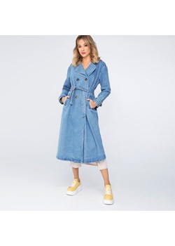 Damski płaszcz dżinsowy z paskiem niebieski ze sklepu WITTCHEN w kategorii Płaszcze damskie - zdjęcie 170288509