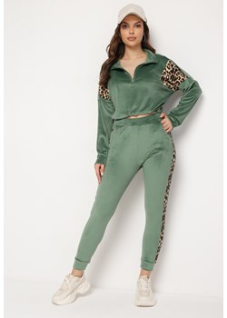 Zielony Welurowy Komplet Dresowy Krótka Bluza i Spodnie z Wstawkami w Cętki Kilima ze sklepu Born2be Odzież w kategorii Dresy damskie - zdjęcie 170301197