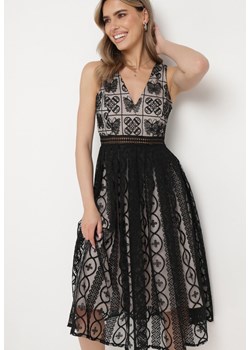 Czarna Rozkloszowana Sukienka z Plisowanym Dołem i Ozdobnymi Haftami Asorasia ze sklepu Born2be Odzież w kategorii Sukienki - zdjęcie 170308488