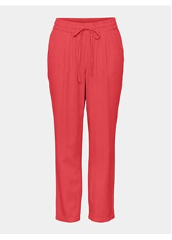 Vero Moda Spodnie materiałowe Jesmilo 10279691 Czerwony Regular Fit ze sklepu MODIVO w kategorii Spodnie damskie - zdjęcie 170309535