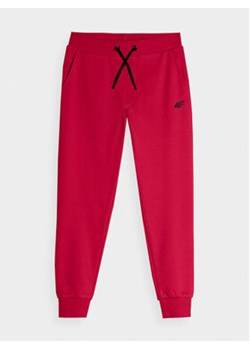 4F Spodnie dresowe 4FJAW23TTROM410 Czerwony Regular Fit ze sklepu MODIVO w kategorii Spodnie chłopięce - zdjęcie 170309676