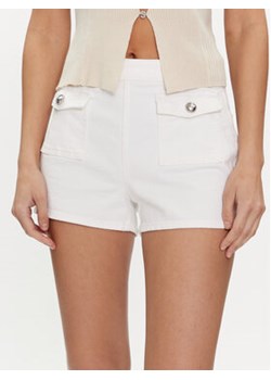 Guess Szorty jeansowe Zelia W4GD26 D4QQ0 Biały Slim Fit ze sklepu MODIVO w kategorii Szorty - zdjęcie 170325218
