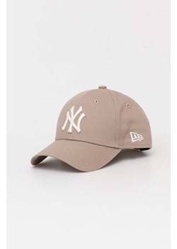 New Era czapka z daszkiem bawełniana kolor beżowy z aplikacją NEW YORK YANKEES ze sklepu PRM w kategorii Czapki z daszkiem męskie - zdjęcie 170329588