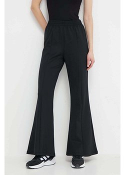 adidas Originals spodnie dresowe Flared kolor czarny gładkie IT9240 ze sklepu PRM w kategorii Spodnie damskie - zdjęcie 170329736