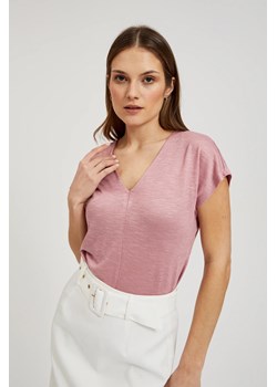 Gładka bluzka z dekoltem i krótkimi rękawami różowa ze sklepu Moodo.pl w kategorii Bluzki damskie - zdjęcie 170340976