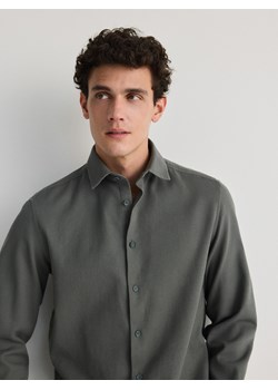 Reserved - Gładka koszula regular fit - ciemnozielony ze sklepu Reserved w kategorii Koszule męskie - zdjęcie 170341128