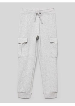 Spodnie dresowe o kroju regular fit z kieszeniami cargo ze sklepu Peek&Cloppenburg  w kategorii Spodnie chłopięce - zdjęcie 170342409