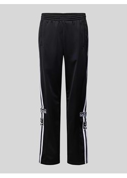 Spodnie dresowe o kroju regular fit z naszywkami z logo model ‘ADIBREAK’ ze sklepu Peek&Cloppenburg  w kategorii Spodnie męskie - zdjęcie 170342519