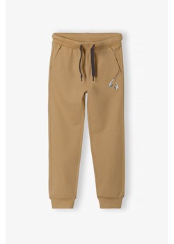 Beżowe spodnie dresowe bawełniane chłopięce slim ze sklepu 5.10.15 w kategorii Spodnie chłopięce - zdjęcie 170405178