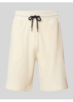 Szorty z dzianiny dresowej o kroju regular fit z fakturowanym wzorem ze sklepu Peek&Cloppenburg  w kategorii Spodenki męskie - zdjęcie 170409065
