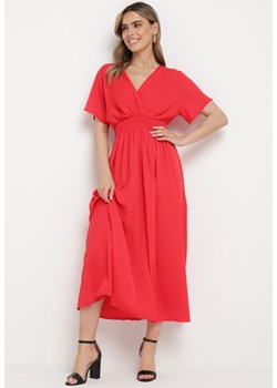 Czerwona Sukienka Długa o Rozkloszowanym Fasonie z Kopertowym Dekoltem Saliusa ze sklepu Born2be Odzież w kategorii Sukienki - zdjęcie 170441208