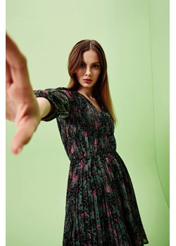 Plisowana sukienka z roślinnym wzorem ze sklepu Moodo.pl w kategorii Sukienki - zdjęcie 170453687
