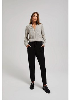 Gładkie spodnie z wiązaniem w pasie i kieszeniami czarne ze sklepu Moodo.pl w kategorii Spodnie damskie - zdjęcie 170453715