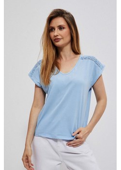 Bluzka z ażurowym zdobieniem niebieska ze sklepu Moodo.pl w kategorii Bluzki damskie - zdjęcie 170453755
