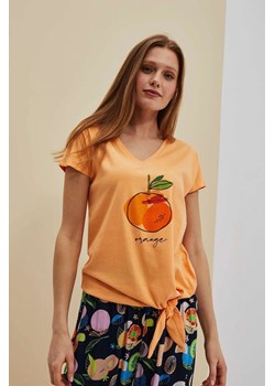 T-shirt z nadrukiem i dekoltem w serek brzoskwiniowy ze sklepu Moodo.pl w kategorii Bluzki damskie - zdjęcie 170454548