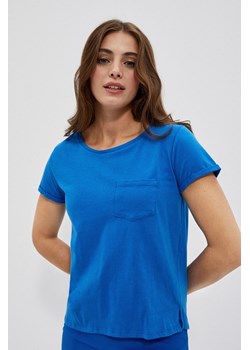 Bawełniany t-shirt z kieszkonką niebieski ze sklepu Moodo.pl w kategorii Bluzki damskie - zdjęcie 170454625