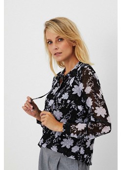 Koszula z wiązanym dekoltem w roślinny wzór czarna ze sklepu Moodo.pl w kategorii Koszule damskie - zdjęcie 170454688