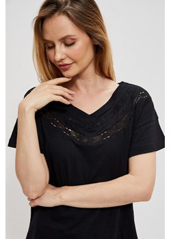 Bluzka z ażurowym dekoltem i krótkimi rękawami czarna ze sklepu Moodo.pl w kategorii Bluzki damskie - zdjęcie 170455657