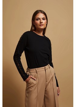 Bluzka z koronką na rękawach czarna ze sklepu Moodo.pl w kategorii Bluzki damskie - zdjęcie 170456525