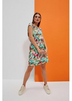 Wzorzysta sukienka z gumą w talii ze sklepu Moodo.pl w kategorii Sukienki - zdjęcie 170456809