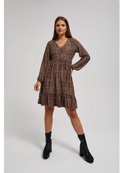 Wzorzysta sukienka z falbaną o długości przed kolano ciemnobeżowa ze sklepu Moodo.pl w kategorii Sukienki - zdjęcie 170457277